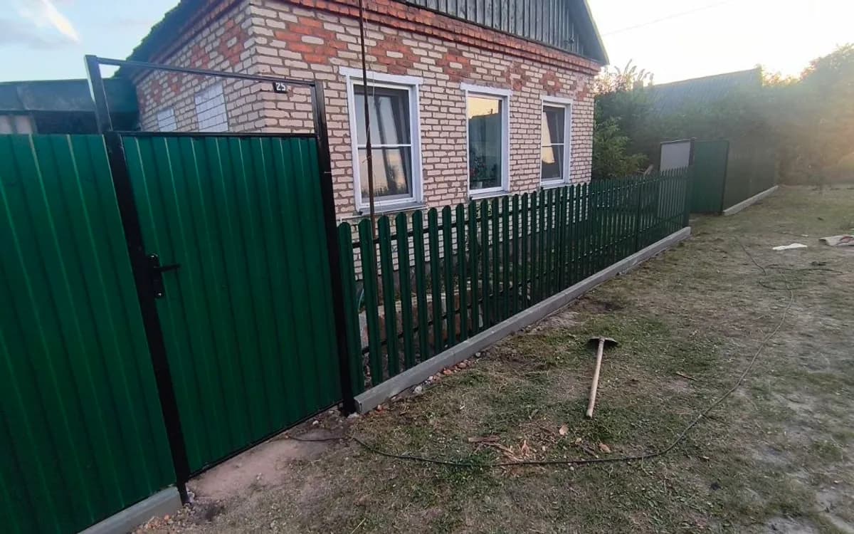 Комбинированный забор из евроштакетника и профнастила с бетонным основанием в Сморгони