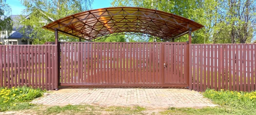 Откатные ворота на участке частного дома