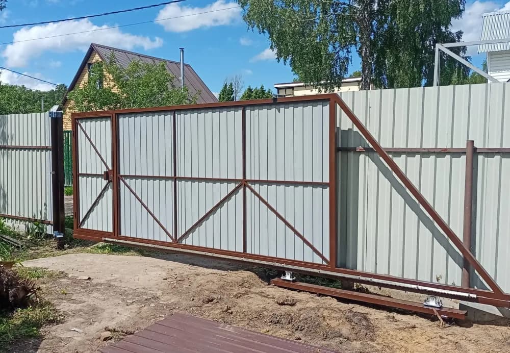 Серые откатные ворота с приводом