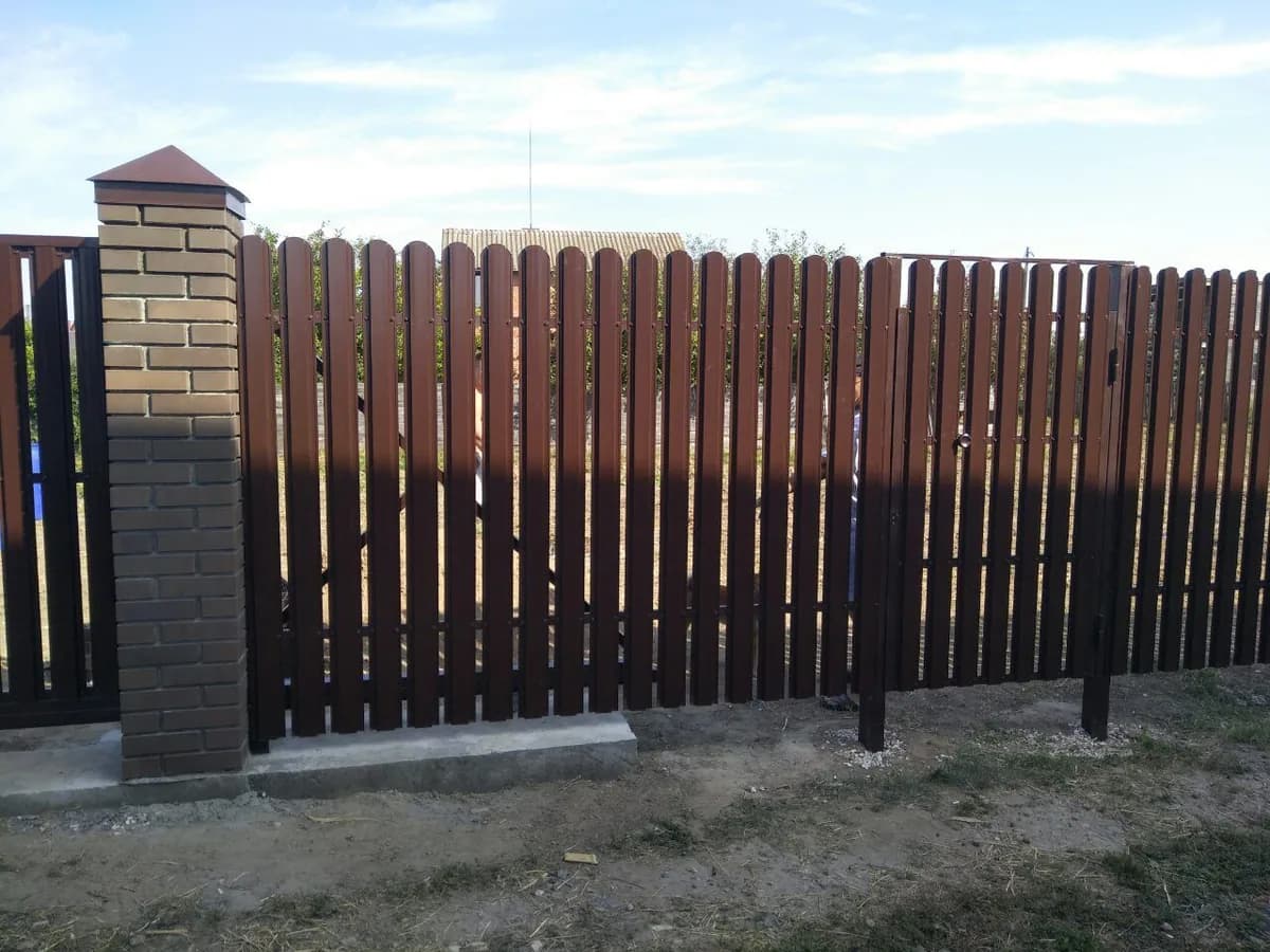 Секция забора из евроштакетника после монтажа