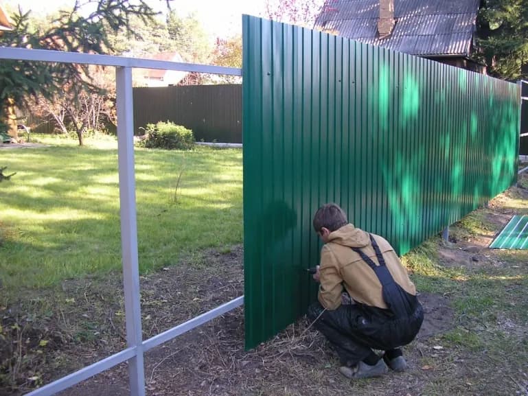 Фрагмент установленного забора из профнастила